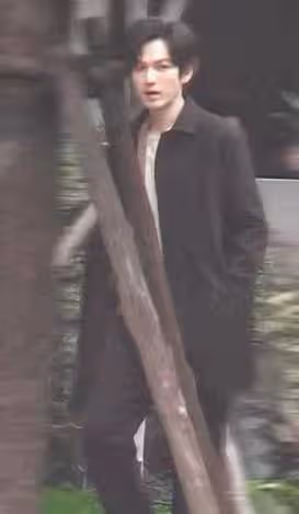 46歲鍾漢良新路透曝光!穿大衣出街臉嫩得像26,身材堪稱男星典範