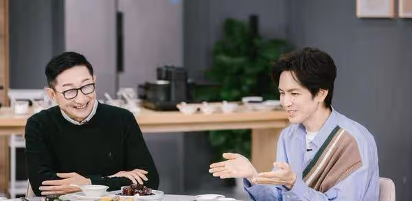46歲鍾漢良新路透曝光!穿大衣出街臉嫩得像26,身材堪稱男星典範