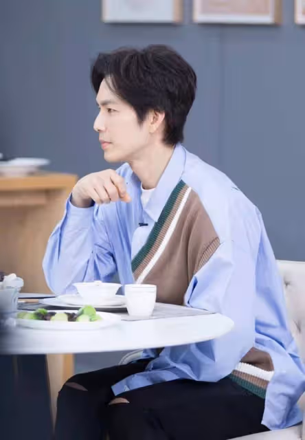 46歲鍾漢良新路透曝光!穿大衣出街臉嫩得像26,身材堪稱男星典範