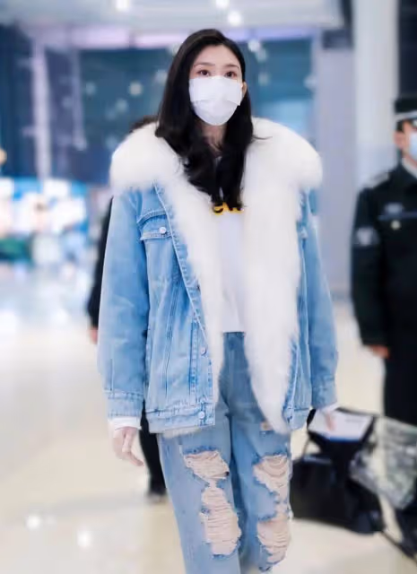 奚夢瑤比以前變得更加大方，身穿「大毛狼」牛仔外套，時尚又昂貴的