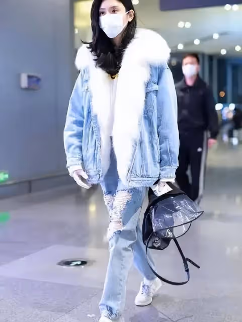 奚夢瑤比以前變得更加大方，身穿「大毛狼」牛仔外套，時尚又昂貴的