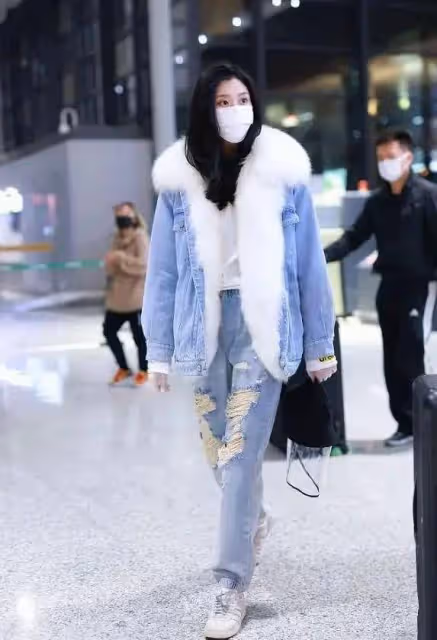 奚夢瑤比以前變得更加大方,身穿「大毛狼」牛仔外套,時尚又昂貴的