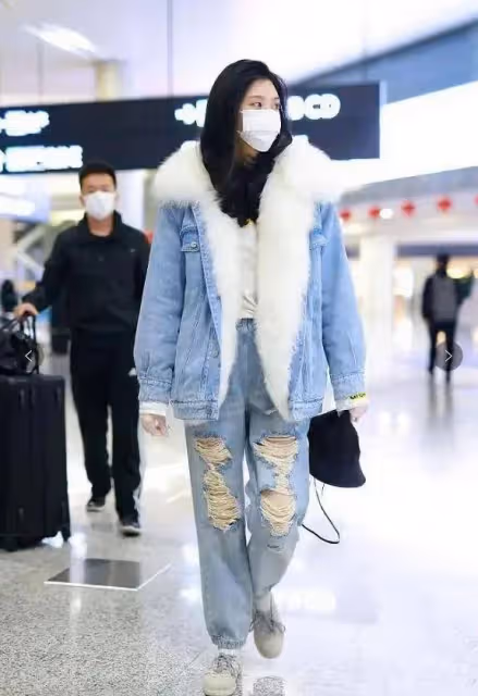 奚夢瑤比以前變得更加大方,身穿「大毛狼」牛仔外套,時尚又昂貴的
