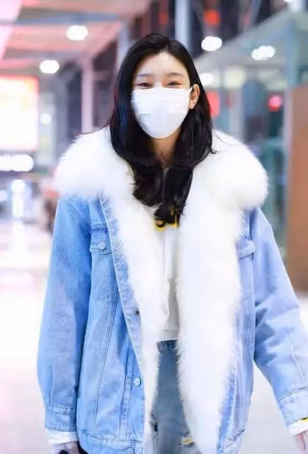 奚夢瑤比以前變得更加大方,身穿「大毛狼」牛仔外套,時尚又昂貴的