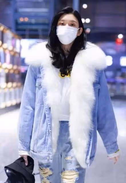 奚夢瑤比以前變得更加大方,身穿「大毛狼」牛仔外套,時尚又昂貴的