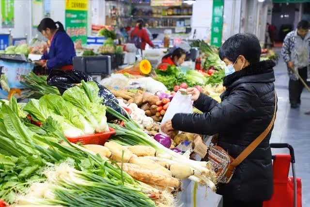 我退休金每月5000，補貼兒媳4000，買菜撞見親家，我決定不再給錢！