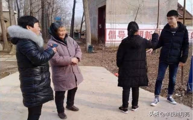 母親生病,我坐16小時火車趕回,無意聽見母親談話,我轉身就走