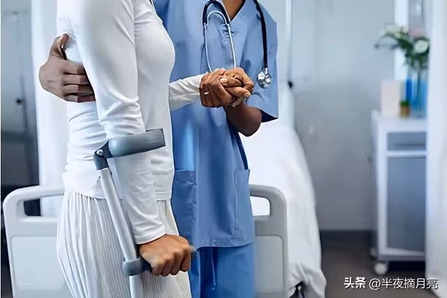 母親生病,我坐16小時火車趕回,無意聽見母親談話,我轉身就走