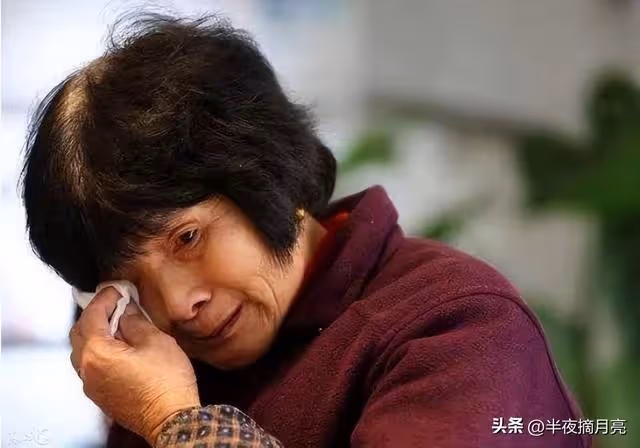 在兒子家養老，生病3天沒幹活，兒媳摔碗兒子陰著臉，我連夜回家