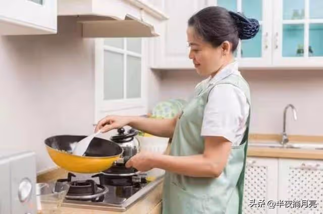 在兒子家養老，生病3天沒幹活，兒媳摔碗兒子陰著臉，我連夜回家