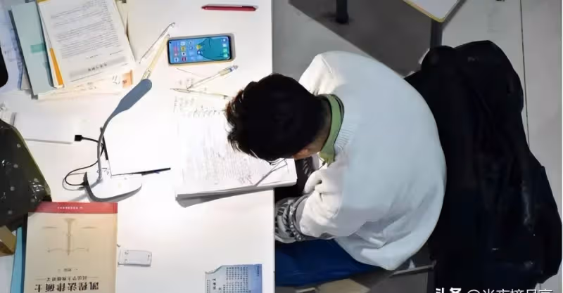 高考結束後，我砸爛了兒子的筆記本電腦，他怒吼咆哮，我輸的徹底