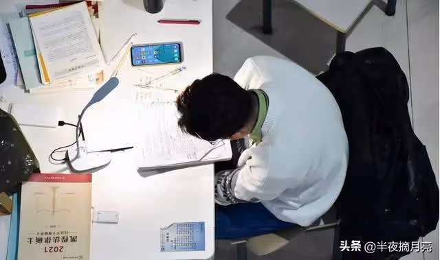 高考結束後,我砸爛了兒子的筆記本電腦,他怒吼咆哮,我輸的徹底