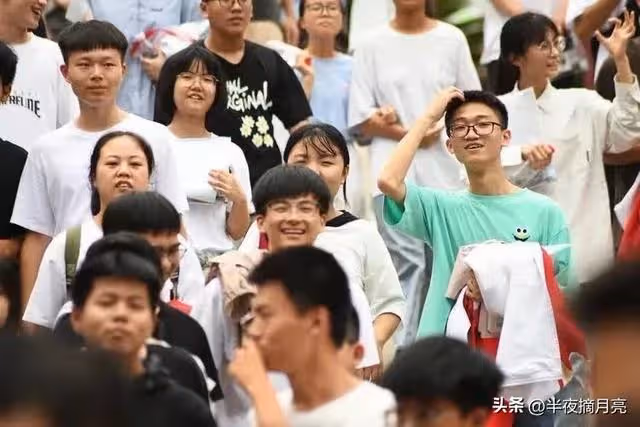 高考結束後,我砸爛了兒子的筆記本電腦,他怒吼咆哮,我輸的徹底