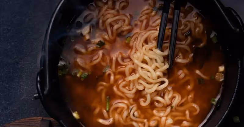 退休工資8100裝窮去兒子家，兒子下泡麵，兒媳走路上班，我明白了