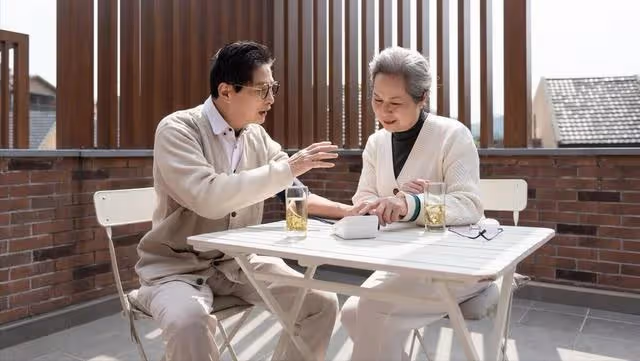退休工資8100裝窮去兒子家，兒子下泡麵，兒媳走路上班，我明白了