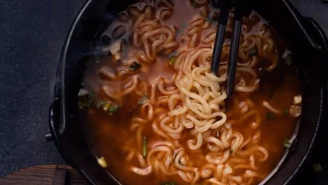 退休工資8100裝窮去兒子家，兒子下泡麵，兒媳走路上班，我明白了