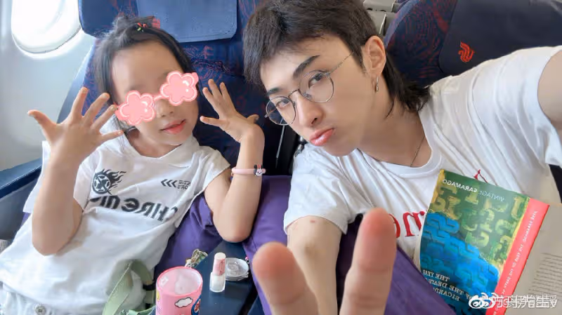 伊能靜罕曬兒女同框照，哈利從美國放假回國，夢想當導演拒當藝人
