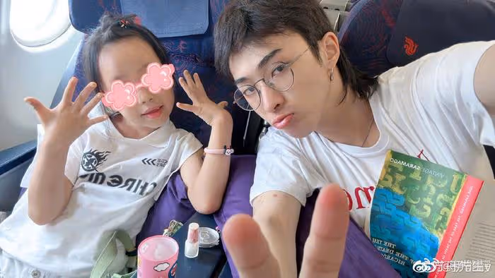伊能靜罕曬兒女同框照,哈利從美國放假回國,夢想當導演拒當藝人