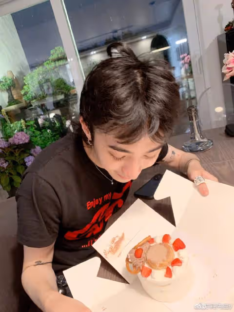 伊能靜罕曬兒女同框照,哈利從美國放假回國,夢想當導演拒當藝人