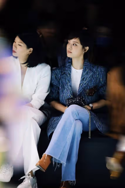 「孫儷」越來越有貴氣感,在國外穿襯衫配半身裙,看得出很自信