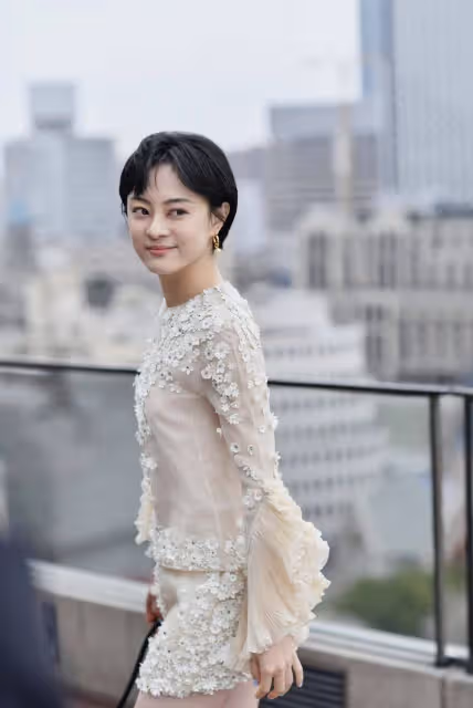 「孫儷」越來越有貴氣感,在國外穿襯衫配半身裙,看得出很自信