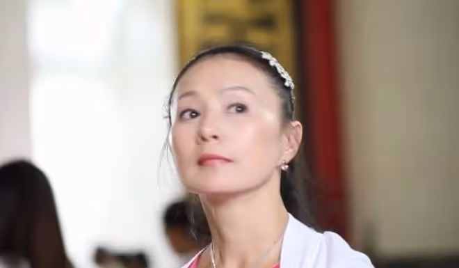 58歲香港「甜美」打星近照曝光!曾與前夫互爆對方婚外情!直呼豪門不好玩