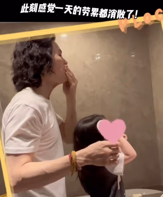 向佐工作獲郭碧婷探班,2歲女兒幫爸爸卸妝,叼著奶嘴萌態十足
