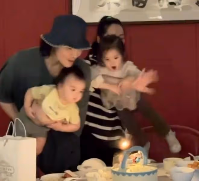 向佐工作獲郭碧婷探班,2歲女兒幫爸爸卸妝,叼著奶嘴萌態十足