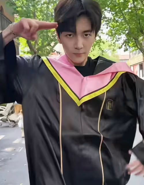 恭喜！洪欣兒子上戲畢業，穿學士袍跳舞慶祝，長相神似繼父張丹峰