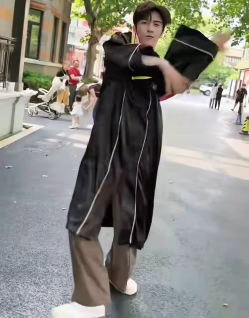 恭喜！洪欣兒子上戲畢業，穿學士袍跳舞慶祝，長相神似繼父張丹峰