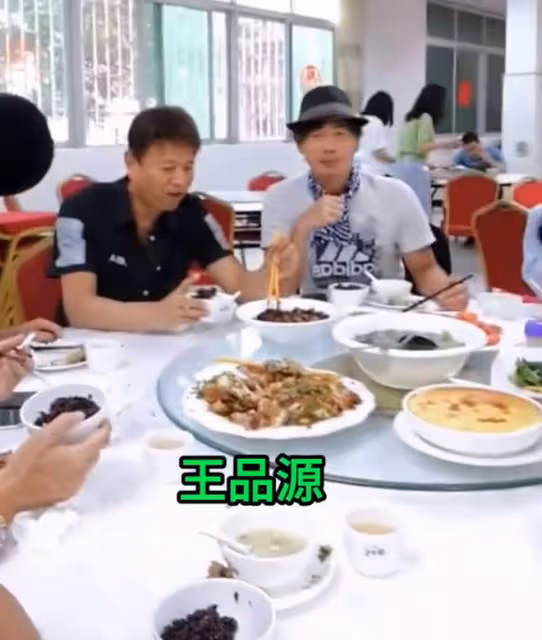 何家勁工廠接待2位明星好友！在飯堂備一桌家常菜，稱是最高規格