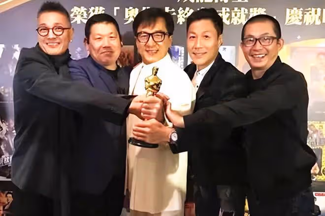 何家勁工廠接待2位明星好友！在飯堂備一桌家常菜，稱是最高規格