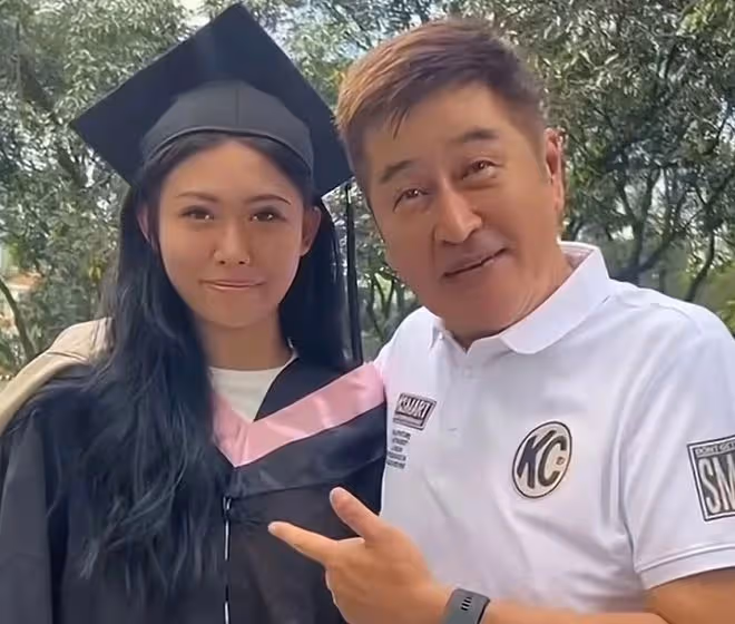 香港星二代內地重點大學畢業！皮膚黝黑氣質好，68歲老爸現身支持