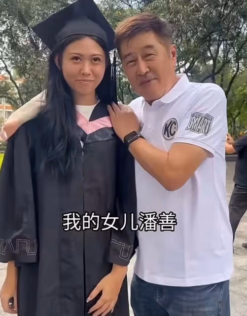 香港星二代內地重點大學畢業！皮膚黝黑氣質好，68歲老爸現身支持