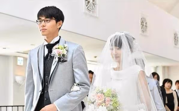 沒婚紗也不宴客,新娘只求80盒喜餅「被婆婆當眾數落」:還有臉要,未婚夫躲一邊說風涼話「讓她一秒悔婚」