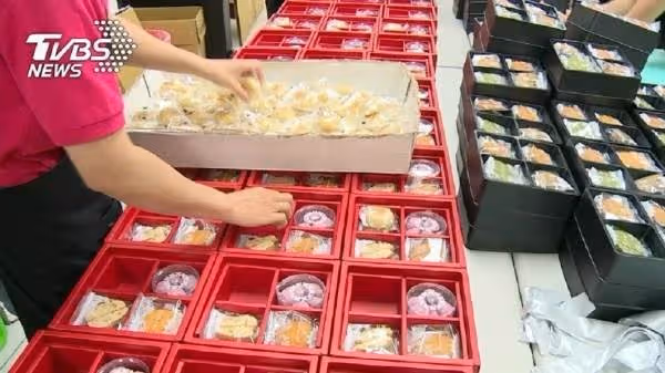 沒婚紗也不宴客,新娘只求80盒喜餅「被婆婆當眾數落」:還有臉要,未婚夫躲一邊說風涼話「讓她一秒悔婚」