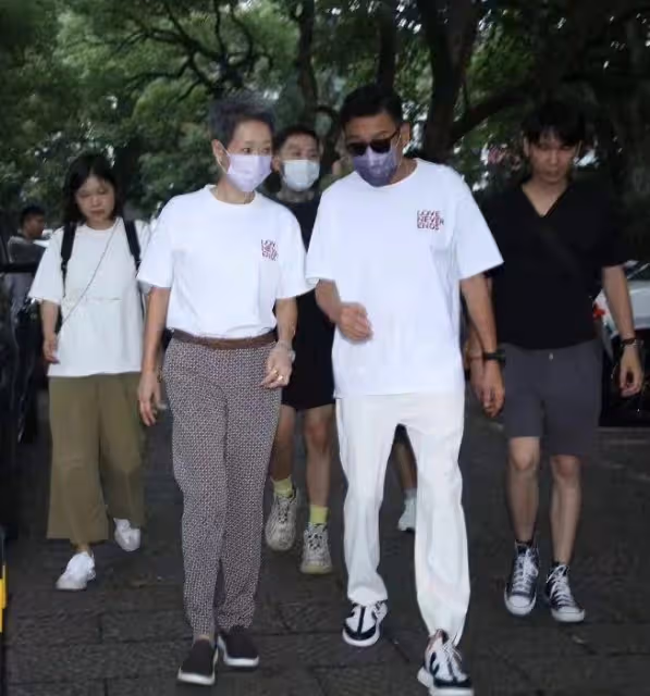 杭州西湖偶遇梁家輝葉童,60歲葉童滿頭白髮,穿平價布鞋好低調