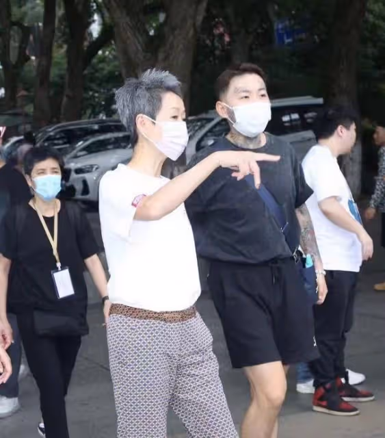 杭州西湖偶遇梁家輝葉童,60歲葉童滿頭白髮,穿平價布鞋好低調