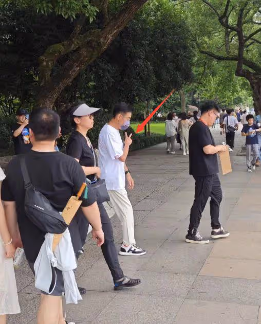 杭州西湖偶遇梁家輝葉童,60歲葉童滿頭白髮,穿平價布鞋好低調