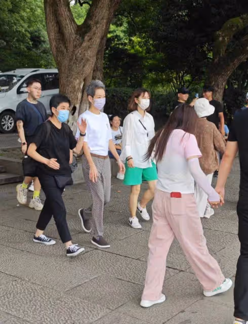 杭州西湖偶遇梁家輝葉童,60歲葉童滿頭白髮,穿平價布鞋好低調
