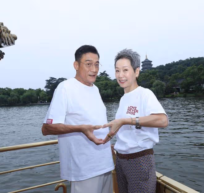 杭州西湖偶遇梁家輝葉童,60歲葉童滿頭白髮,穿平價布鞋好低調
