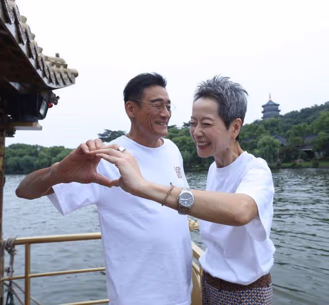 杭州西湖偶遇梁家輝葉童,60歲葉童滿頭白髮,穿平價布鞋好低調