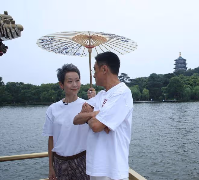 杭州西湖偶遇梁家輝葉童,60歲葉童滿頭白髮,穿平價布鞋好低調