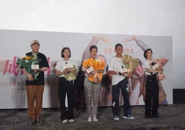 杭州西湖偶遇梁家輝葉童,60歲葉童滿頭白髮,穿平價布鞋好低調