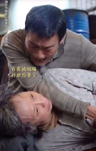 杭州西湖偶遇梁家輝葉童,60歲葉童滿頭白髮,穿平價布鞋好低調