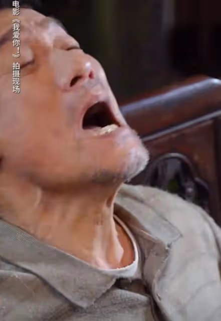 杭州西湖偶遇梁家輝葉童,60歲葉童滿頭白髮,穿平價布鞋好低調