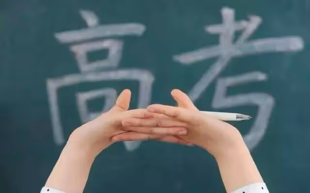 男孩學渣,高考之後感覺肯定考不上,南下打工路上一查分數愣住了