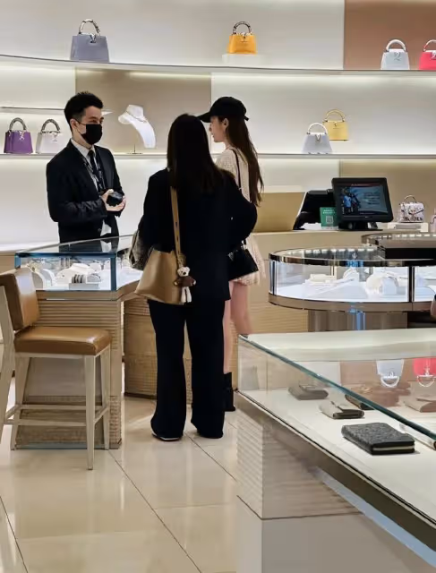 劉亦菲杜拜被偶遇,逛奢侈品店身邊跟2個助理,拒合影簽名惹爭議