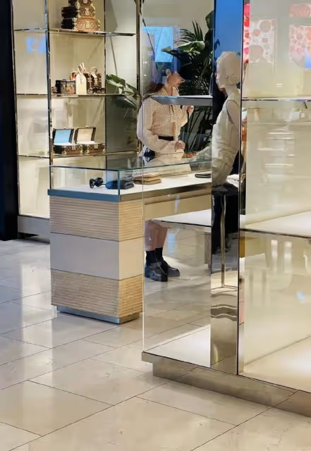 劉亦菲杜拜被偶遇,逛奢侈品店身邊跟2個助理,拒合影簽名惹爭議