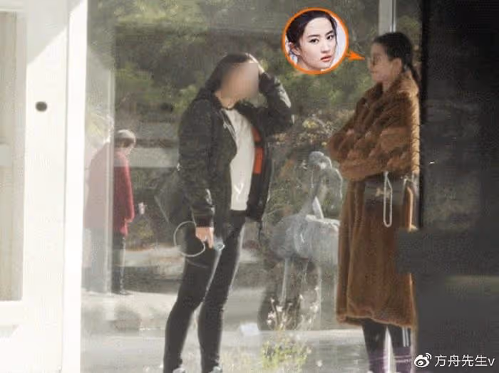 劉亦菲杜拜被偶遇,逛奢侈品店身邊跟2個助理,拒合影簽名惹爭議